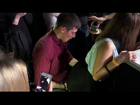 ❤️ په روسیه کې د شپې په کلب کې اصلي جنسیت. 18 کلنه روسی نجلۍ د مقعد او اندام په برخه کې په یوه نایټ کلب کې وهل ❤️  ﹏